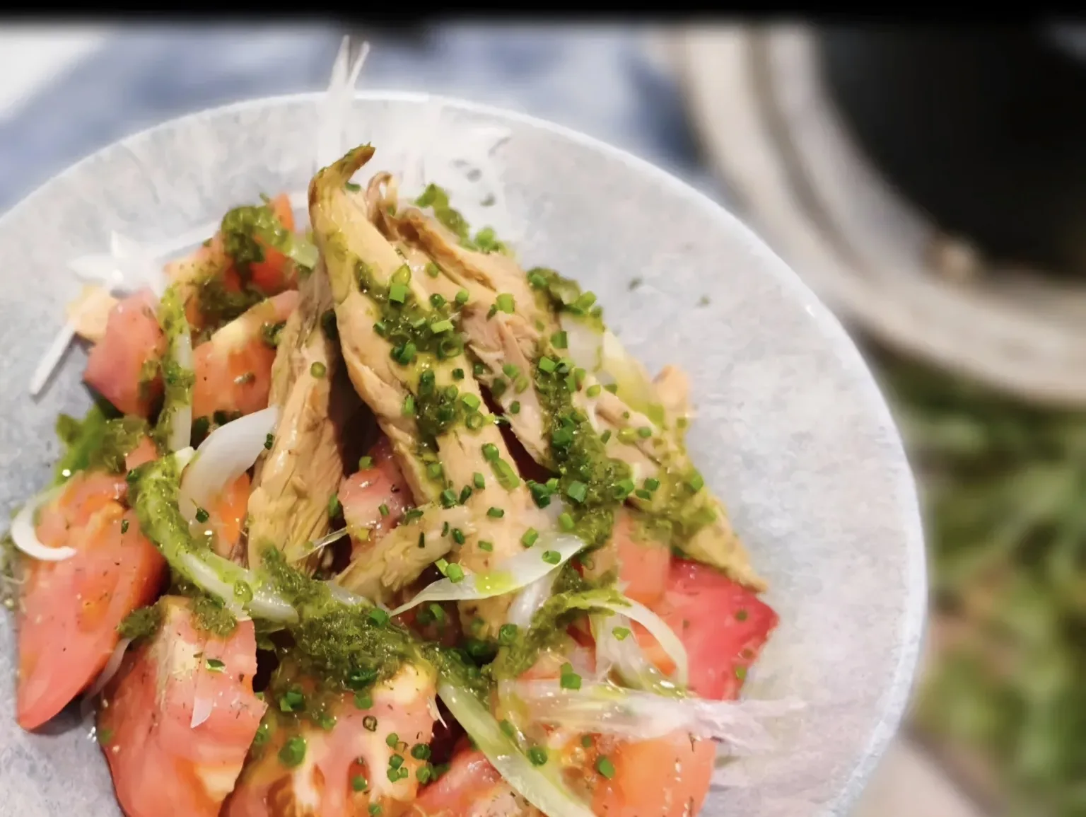 Detalle de ensalada con tomate y melva