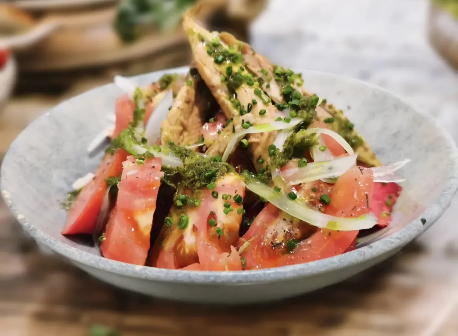 Ensalada de tomate con melva y aliño verde