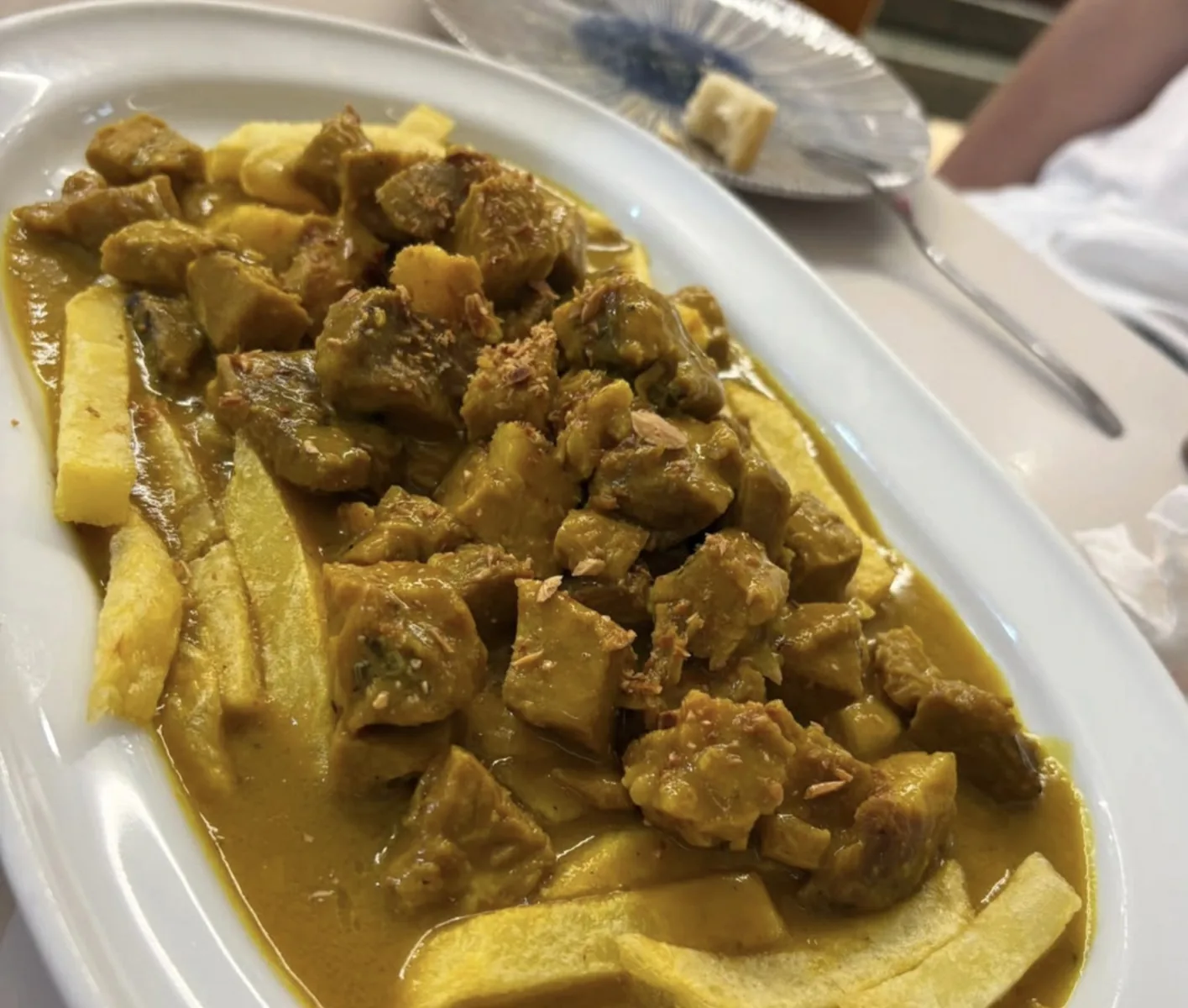 Guiso con patatas en una fuente