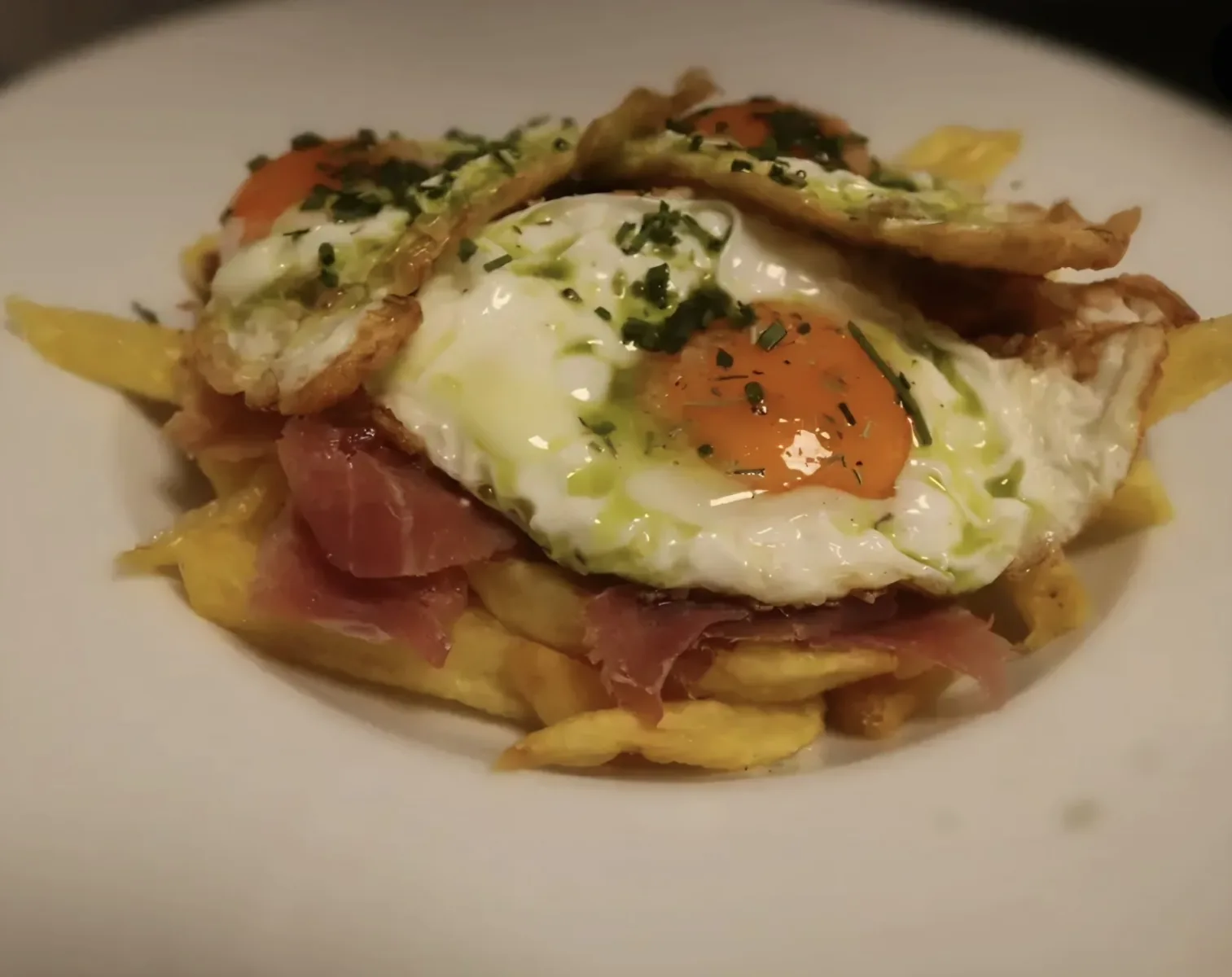 Plato de patatas, jamón y huevo