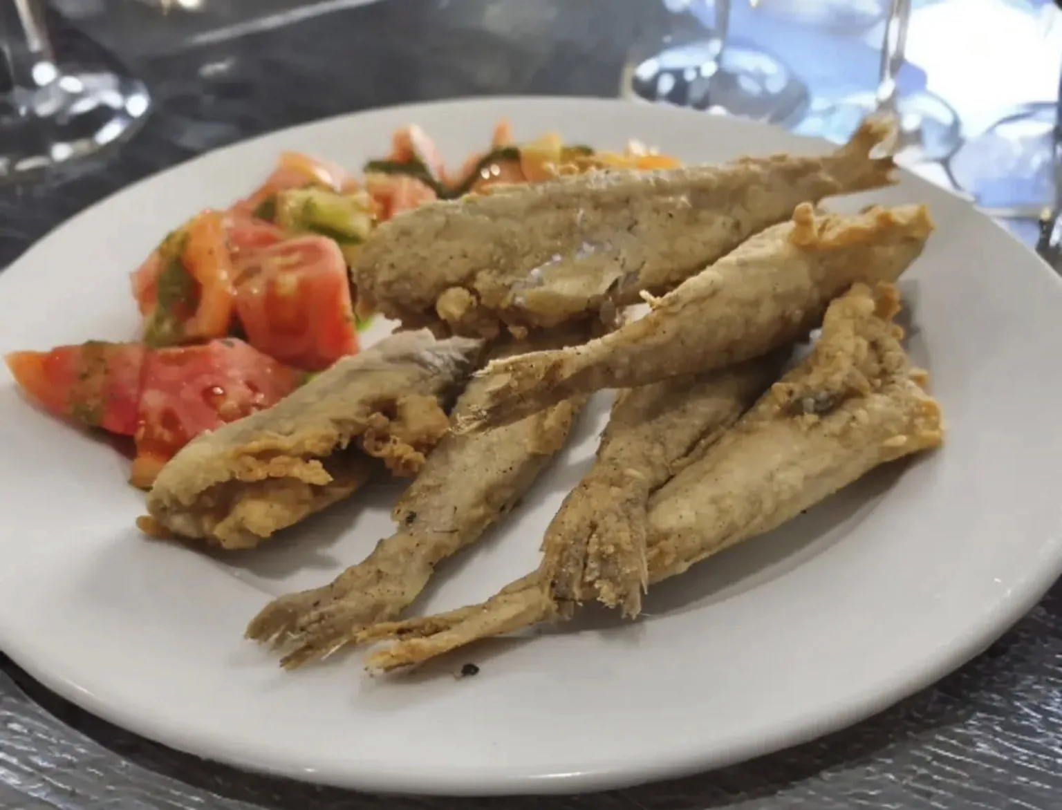 Pescado frito con ensalada de tomate